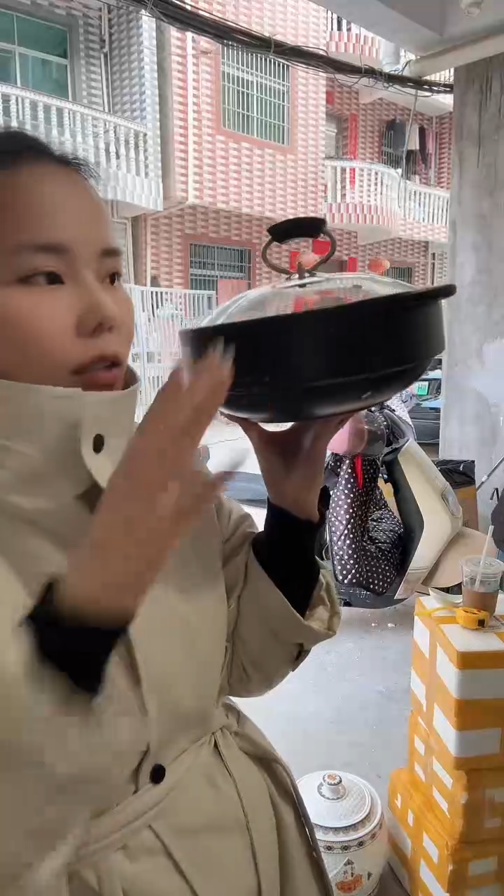 瓷片一个3.2升的砂锅