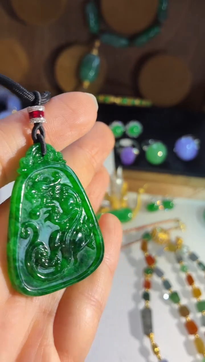颈饰未镶嵌翡翠吊坠