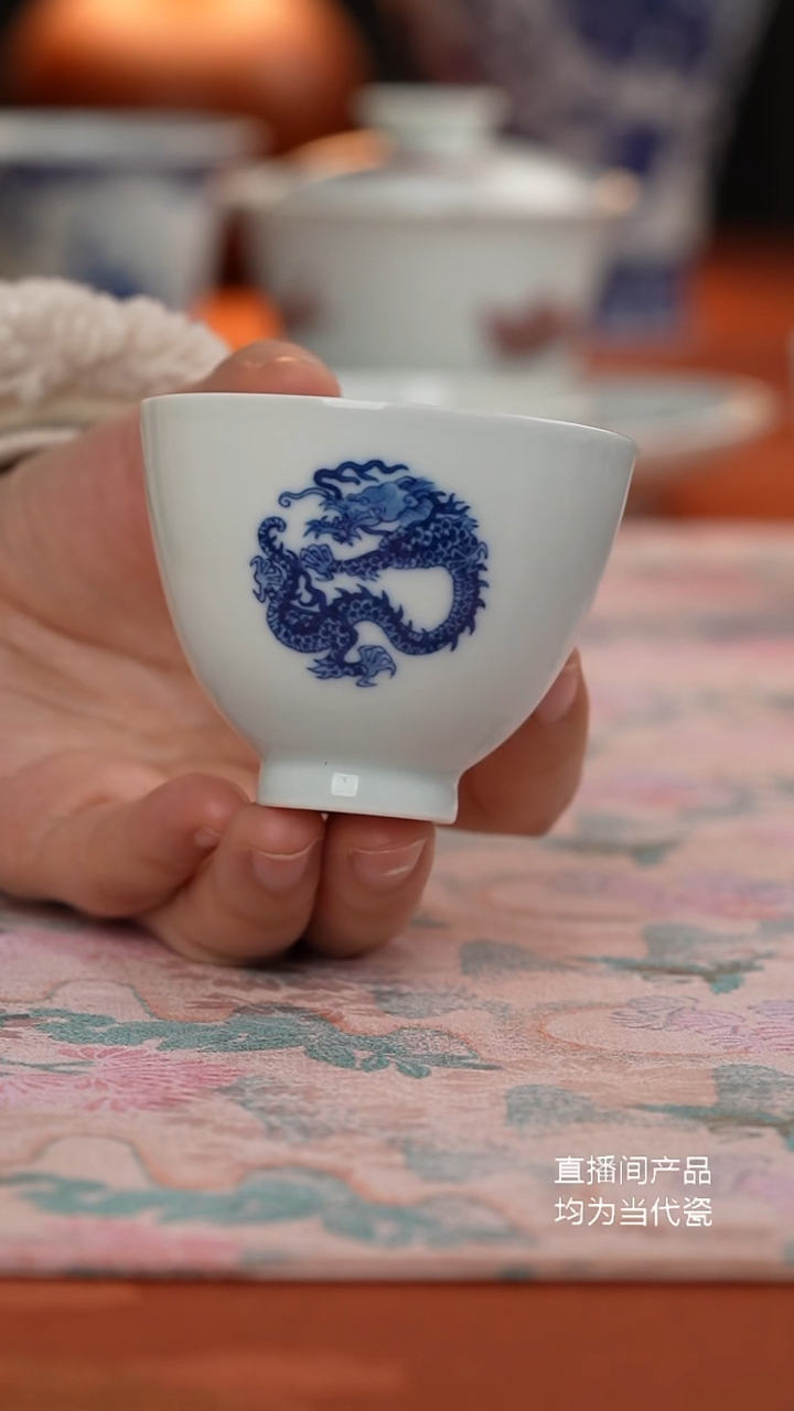 望玉青花团龙鸡心杯