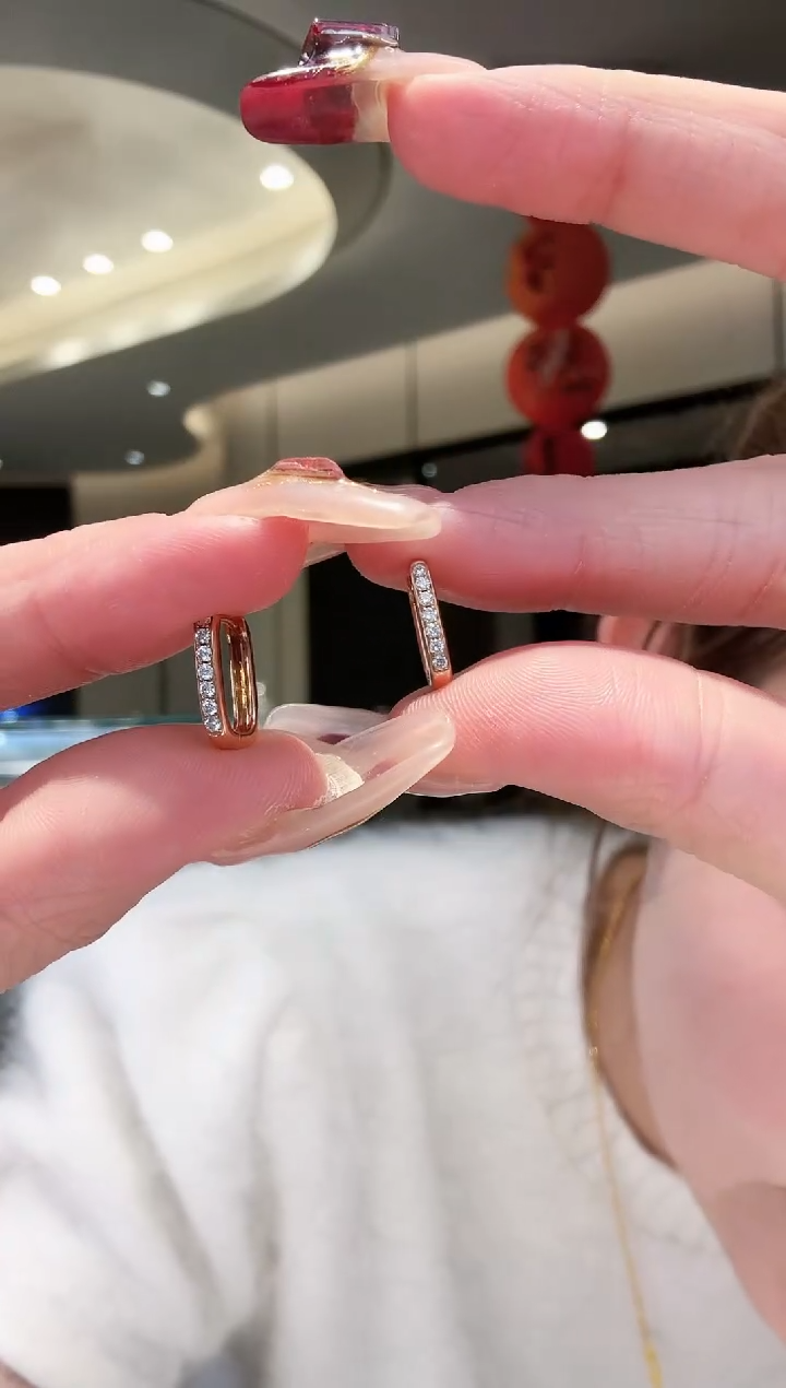 【闪购商品】钻石耳饰18K金镶嵌回形针耳钉