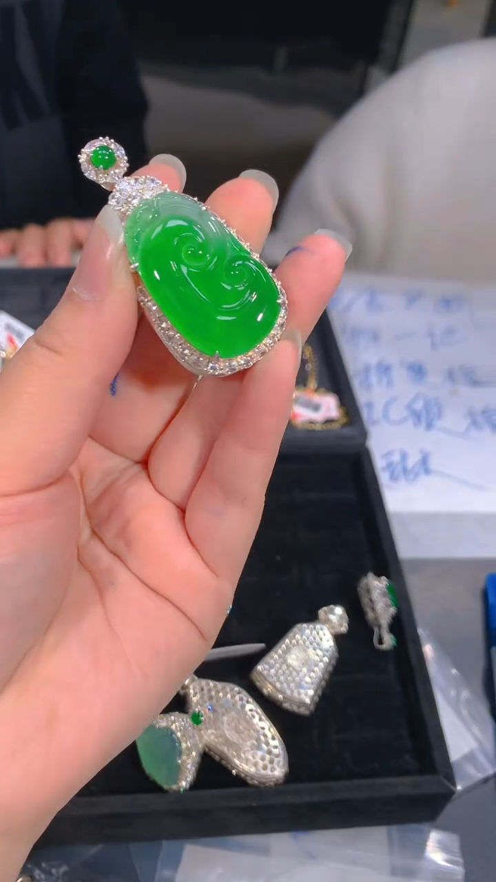 【闪购商品】定制翡翠未镶嵌47定制翡翠，多样性发货（发其一）