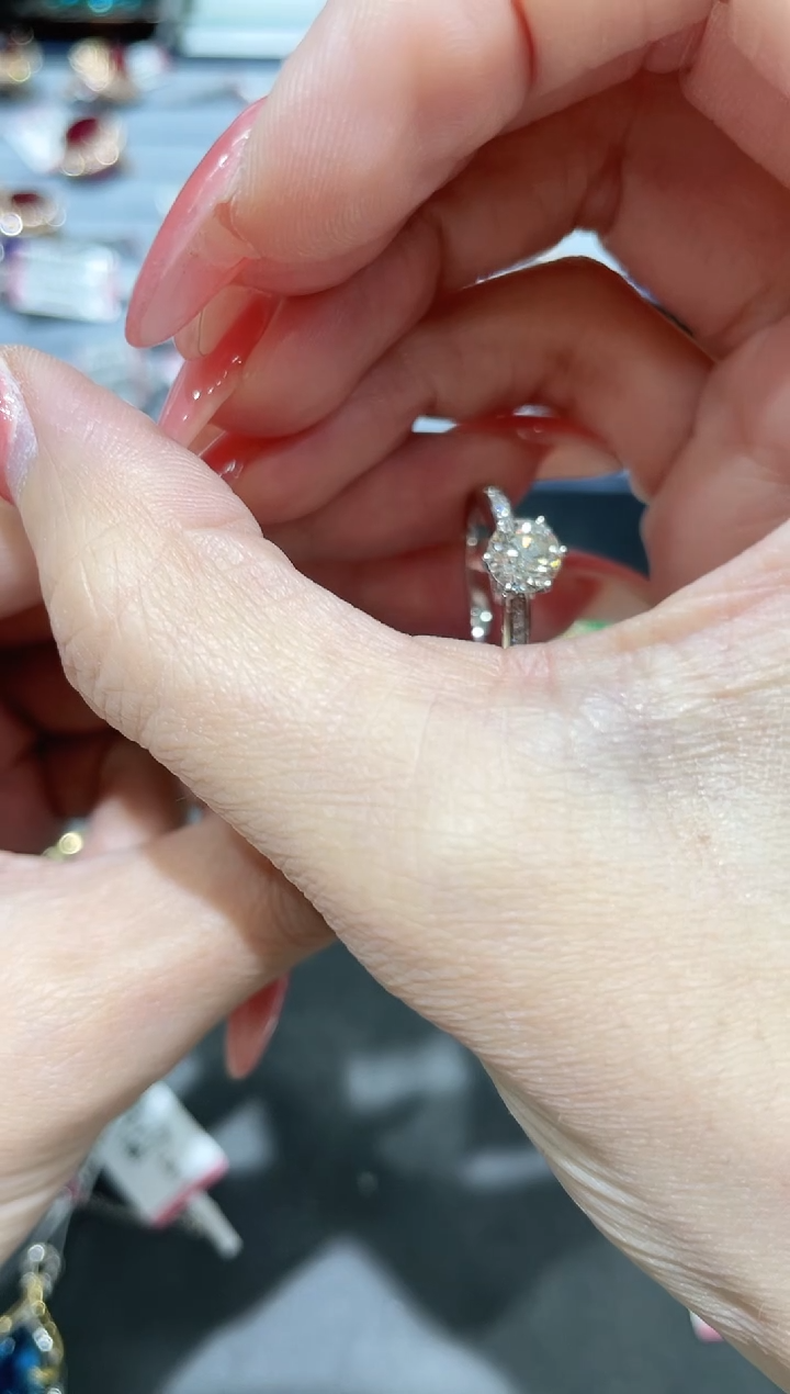 18K金镶嵌戒指钻石戒指 约1ct