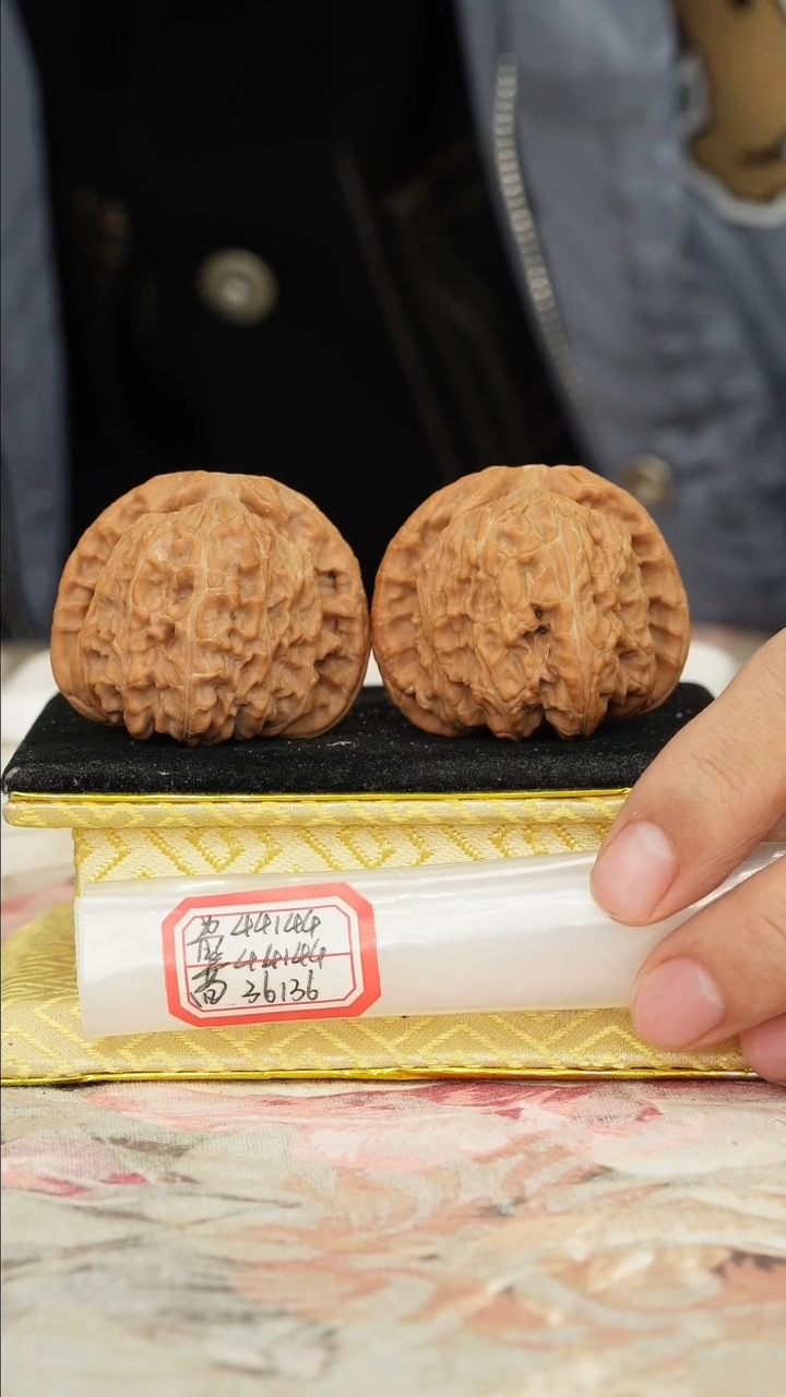 【闪购商品】文玩核桃把件白狮子