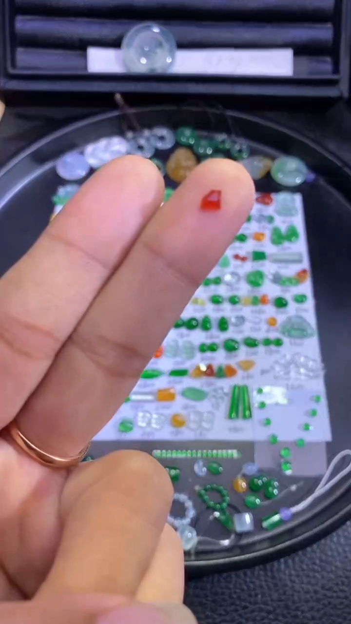 未镶嵌挂件翡翠切割