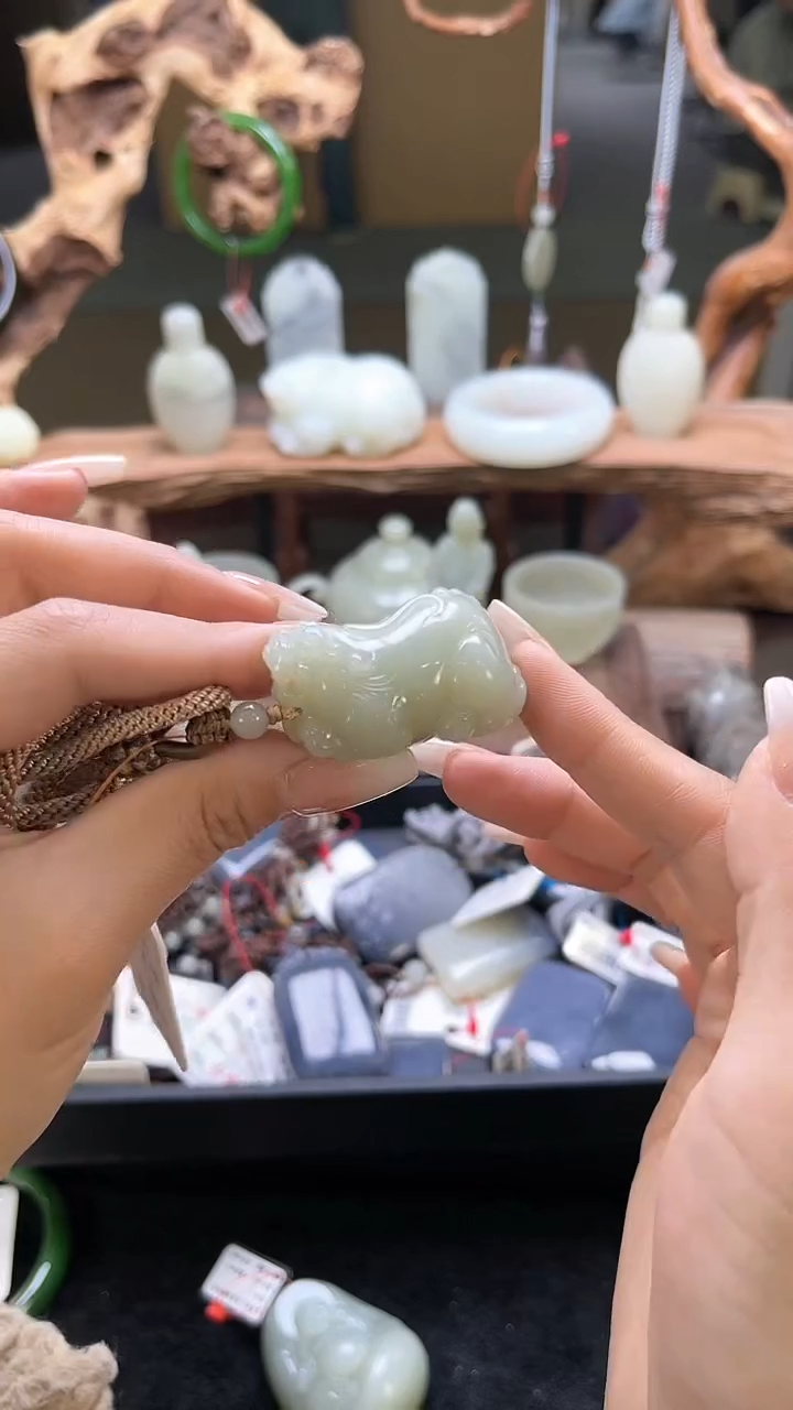 【闪购商品】和田玉手把件未镶嵌且末青白貔貅 30336