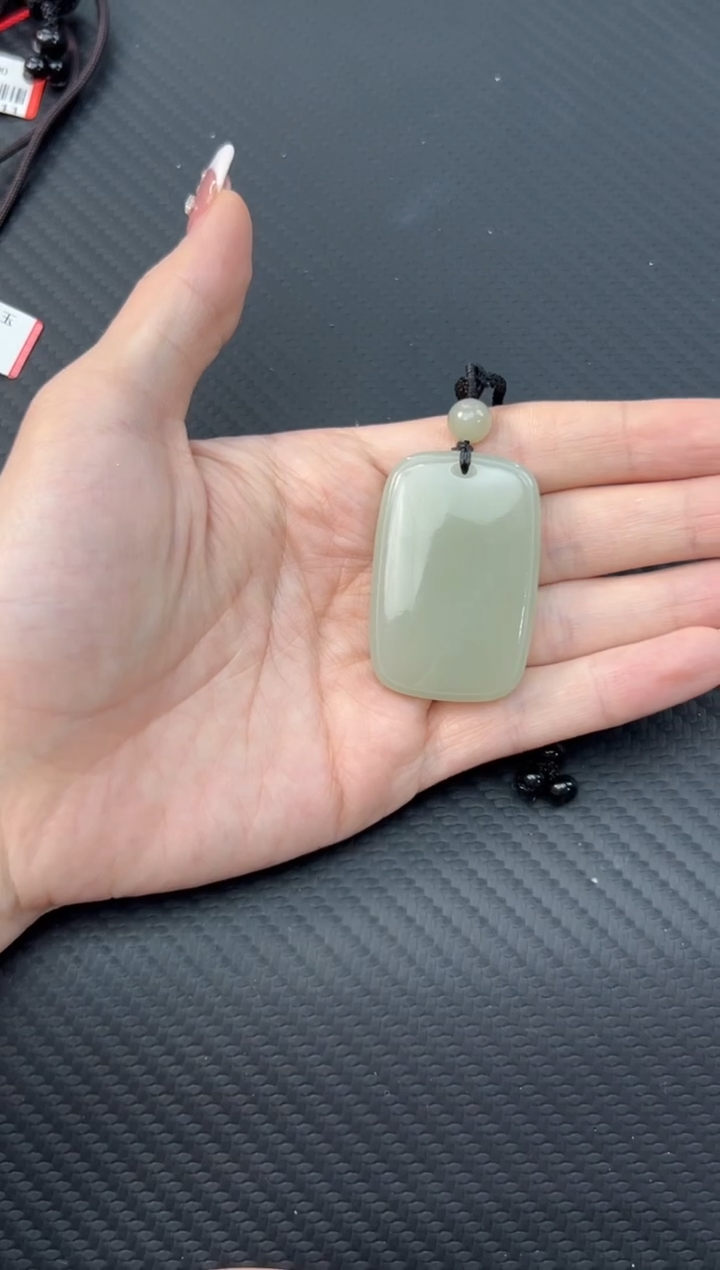 【闪购商品】和田玉吊坠(赠链)未镶嵌且末微色差近矿吊坠