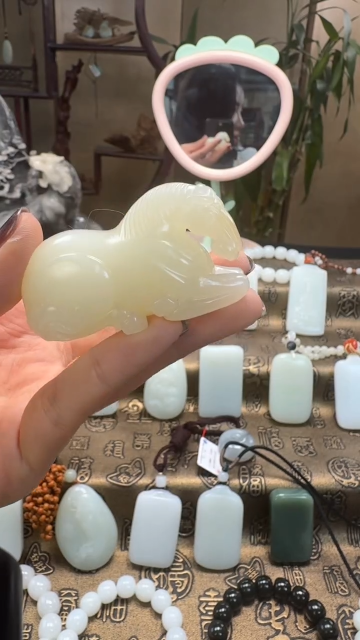 颈饰未镶嵌和田玉白玉马