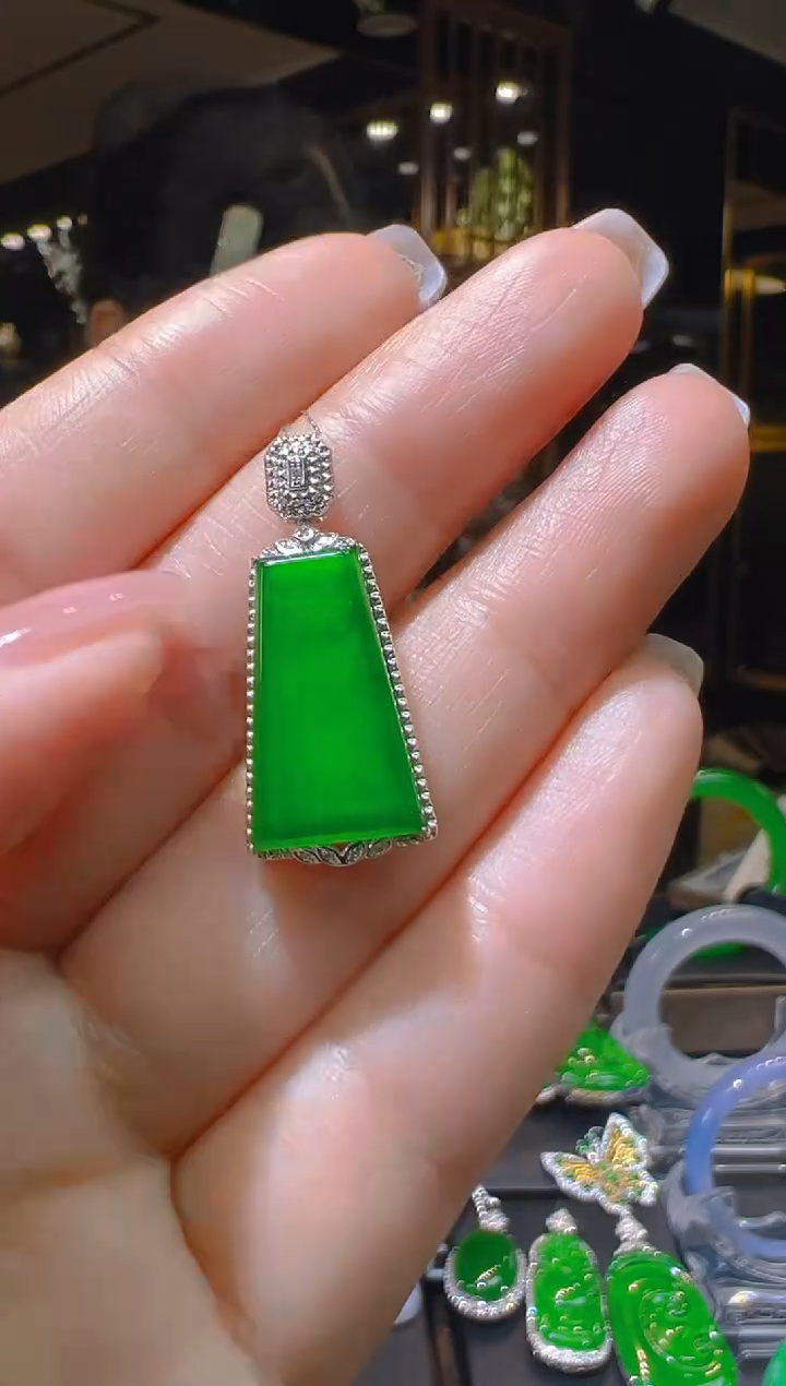 【闪购商品】翡翠吊坠(赠链)18K金镶嵌036   