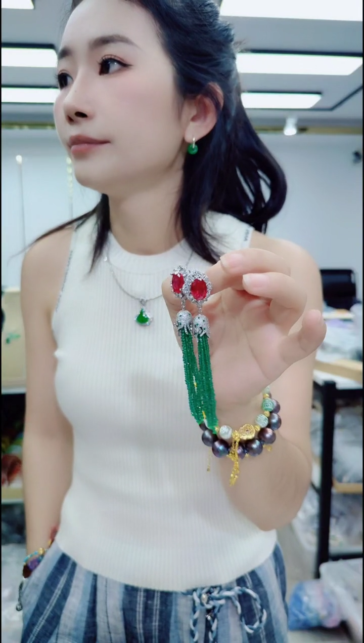 0233红镶嵌流苏耳坠一对