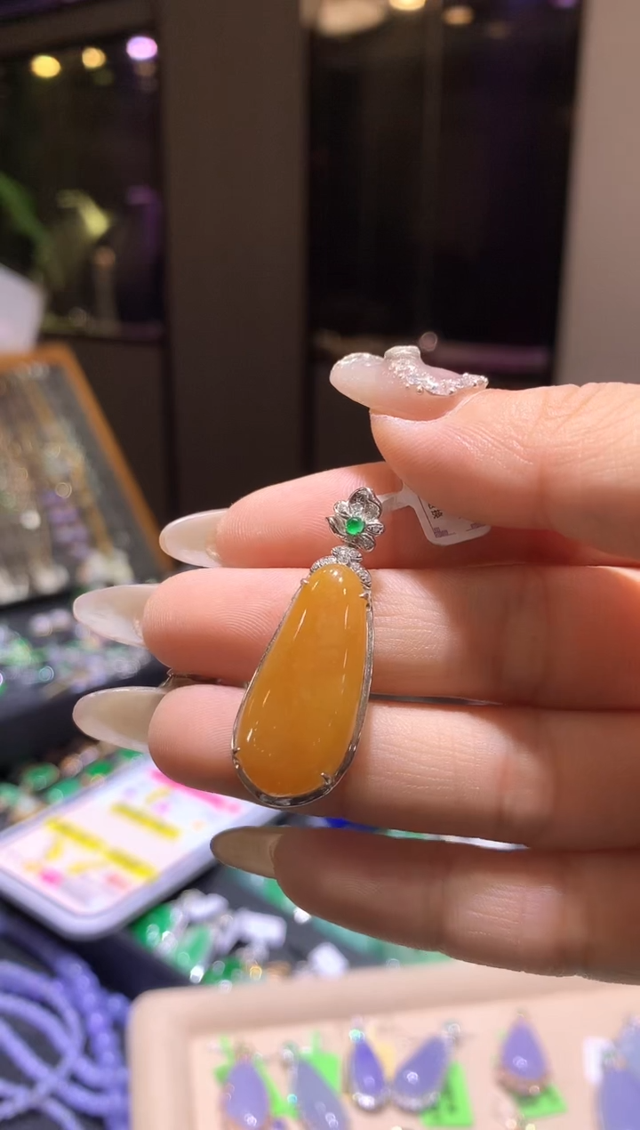 【闪购商品】翡翠吊坠(不含链)18K金镶嵌福瓜