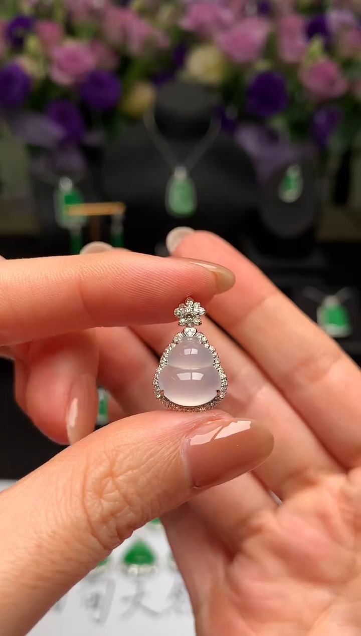 颈饰18K金镶嵌翡翠葫芦