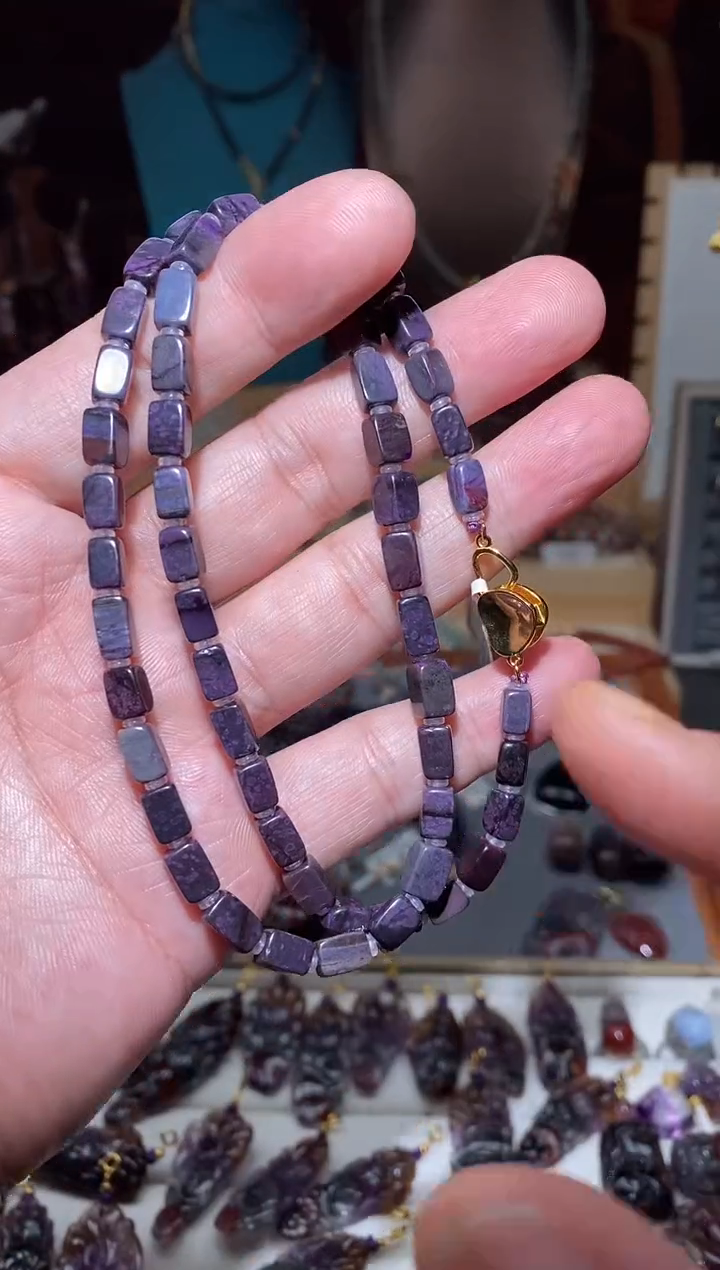 未镶嵌苏纪石（舒俱来）项链多样性