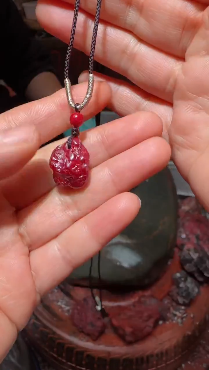 天然辰砂狗头砂吊坠16