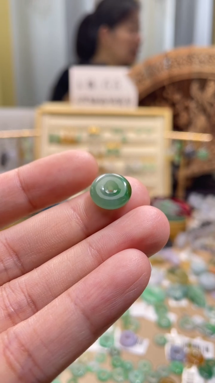 颈饰未镶嵌翡翠平安扣