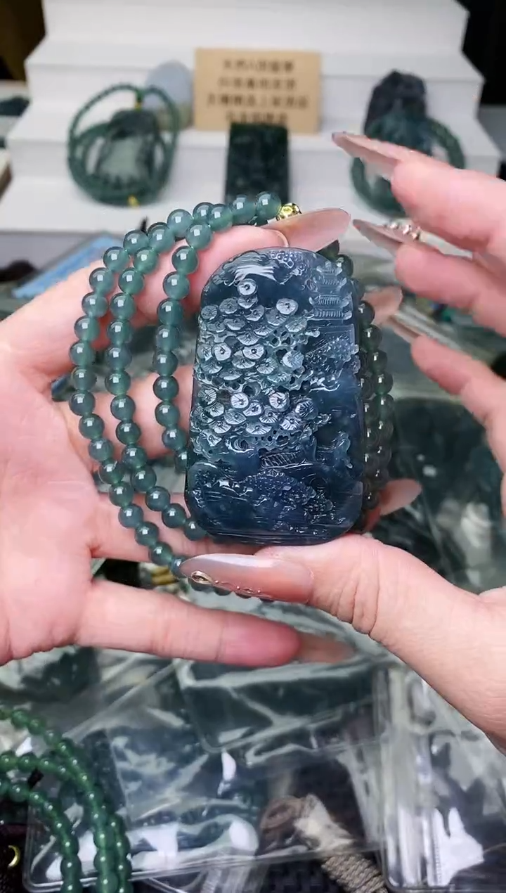 颈饰未镶嵌翡翠 