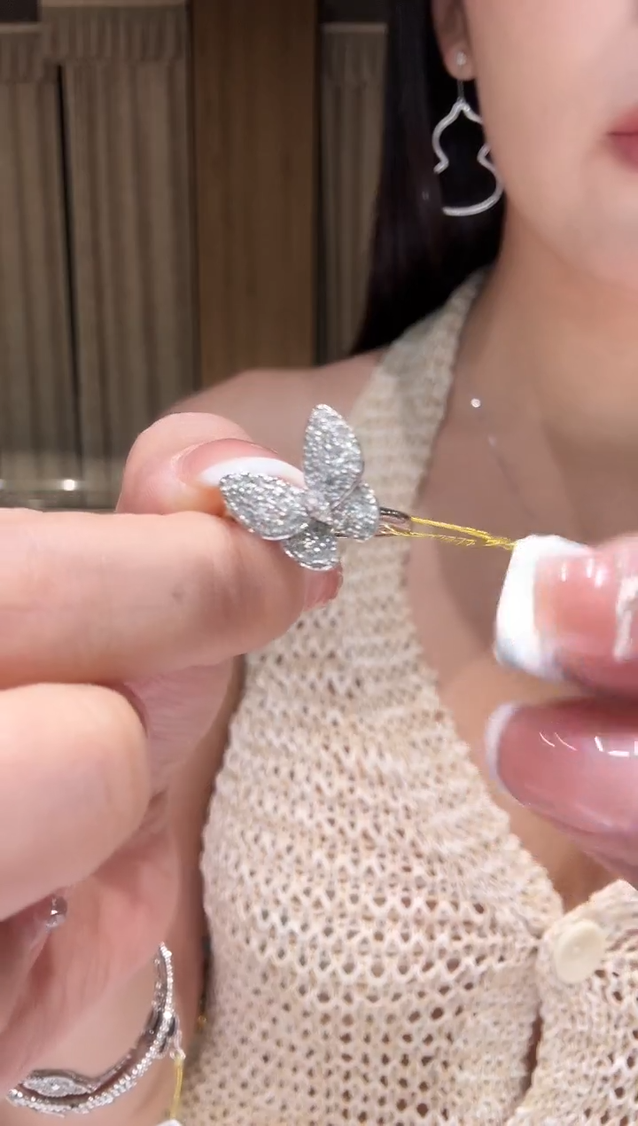 戒指18K金镶嵌钻石满钻蝴蝶