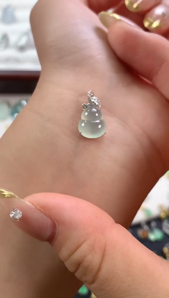 翡翠18K金镶嵌颈饰晴底葫芦