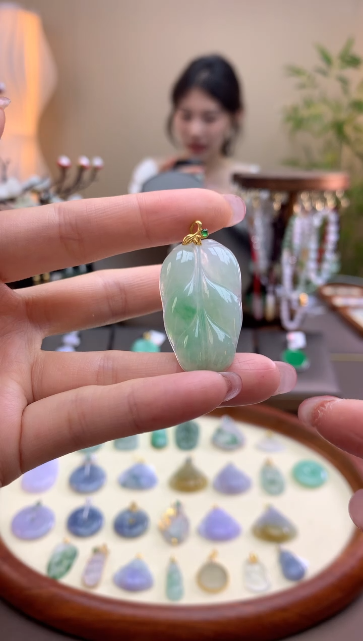 【闪购商品】翡翠18K金镶嵌颈饰叶子