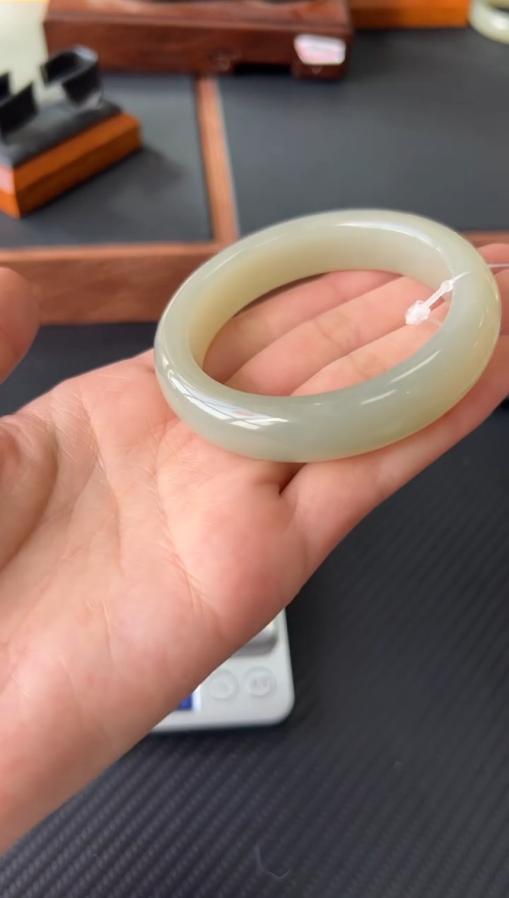 和田玉未镶嵌手镯且末微色差近矿53