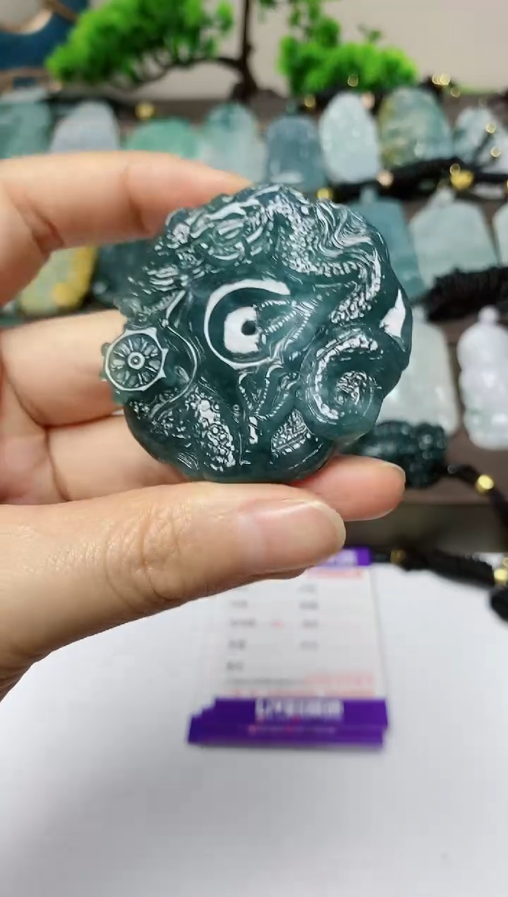 翡翠未镶嵌颈饰         