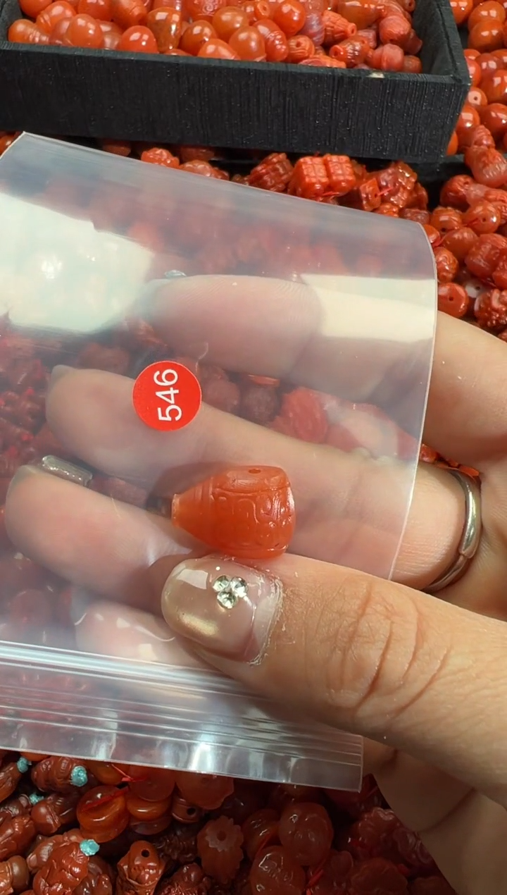 南红玛瑙未镶嵌颈饰1