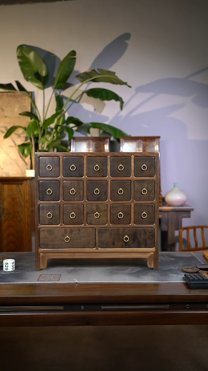 金丝楠阴沉满花纹多宝格收纳柜