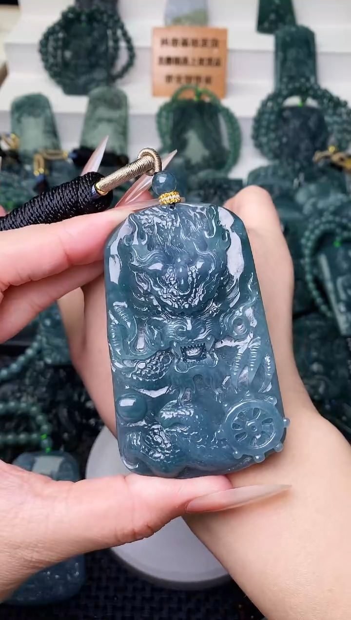 颈饰未镶嵌翡翠 