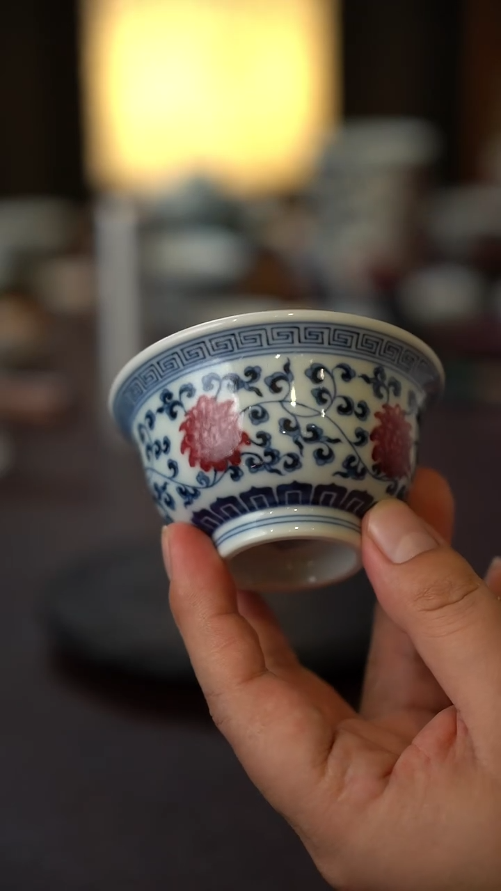 22号景德镇全手工手绘青花釉里红缠枝莲压手杯