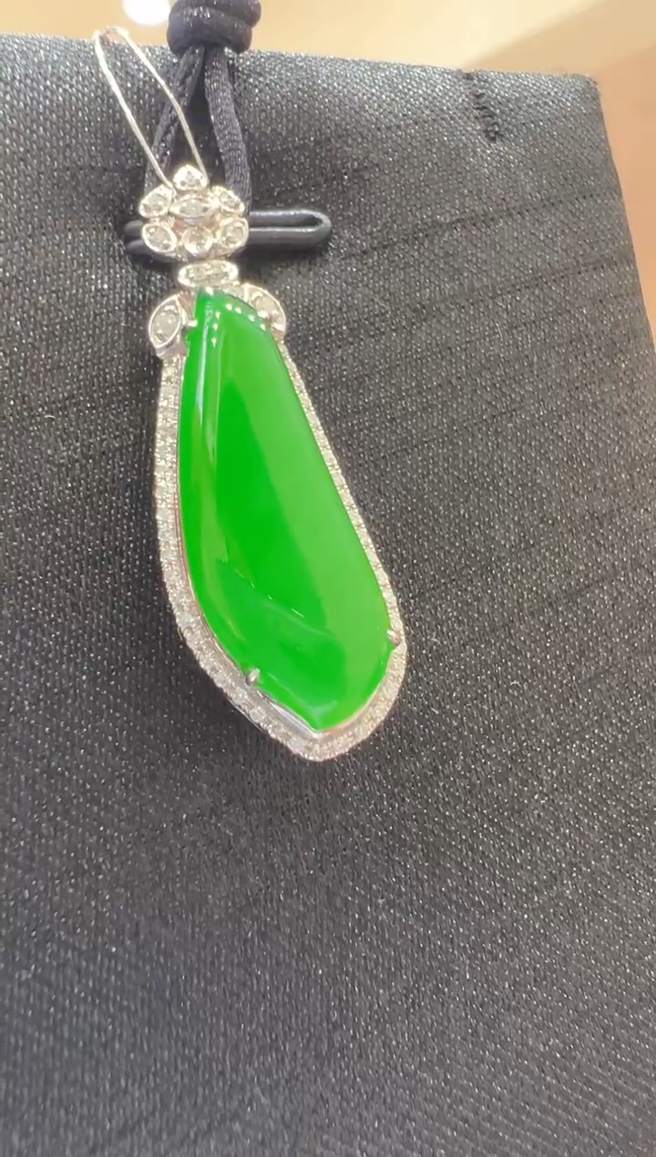 【闪购商品】翡翠吊坠(不含链)18K金镶嵌          