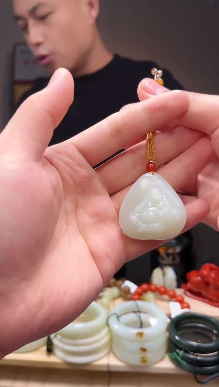 颈饰未镶嵌和田玉吊坠