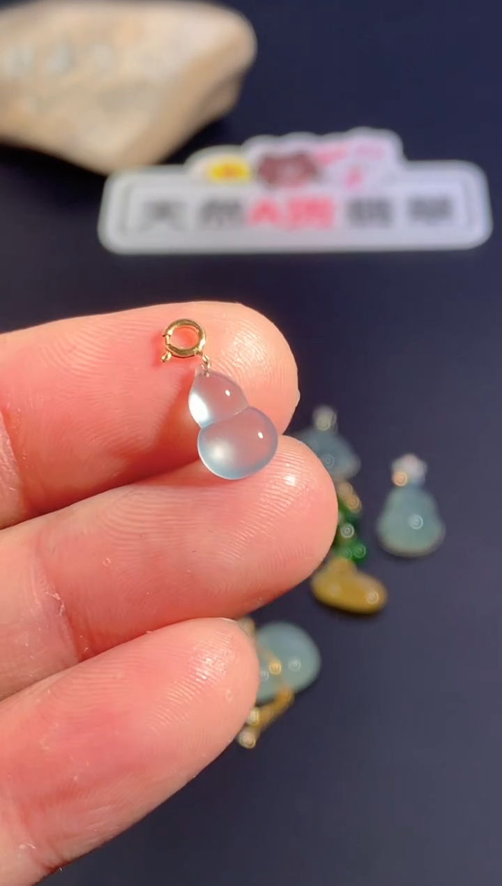 颈饰18K金镶嵌翡翠   