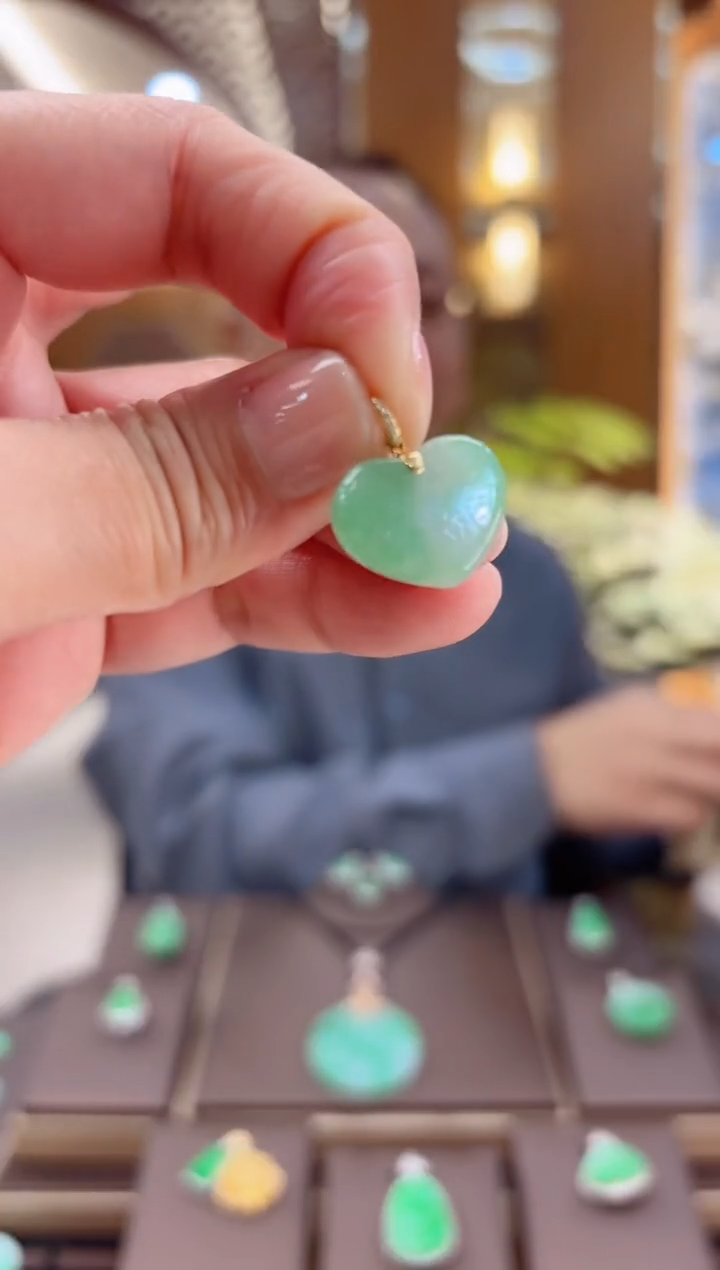 【闪购商品】翡翠吊坠(赠链)18K金镶嵌爱心吊坠