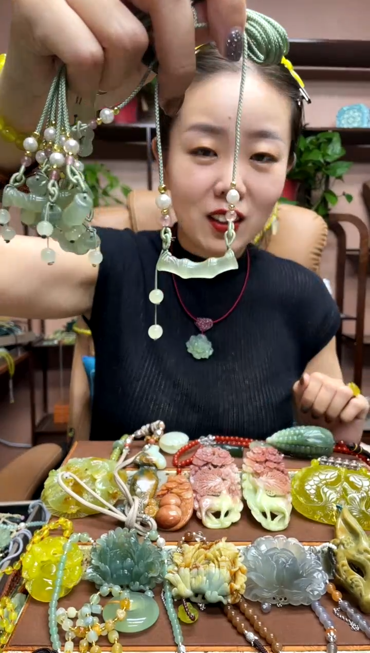 未镶嵌岫玉吊坠多样性发货发其中之一