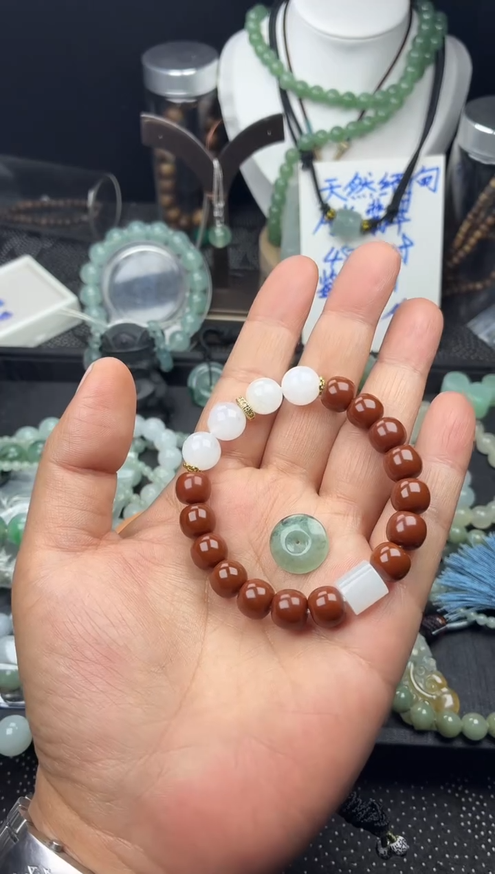 颈饰未镶嵌翡翠碧*天手串和小扣子