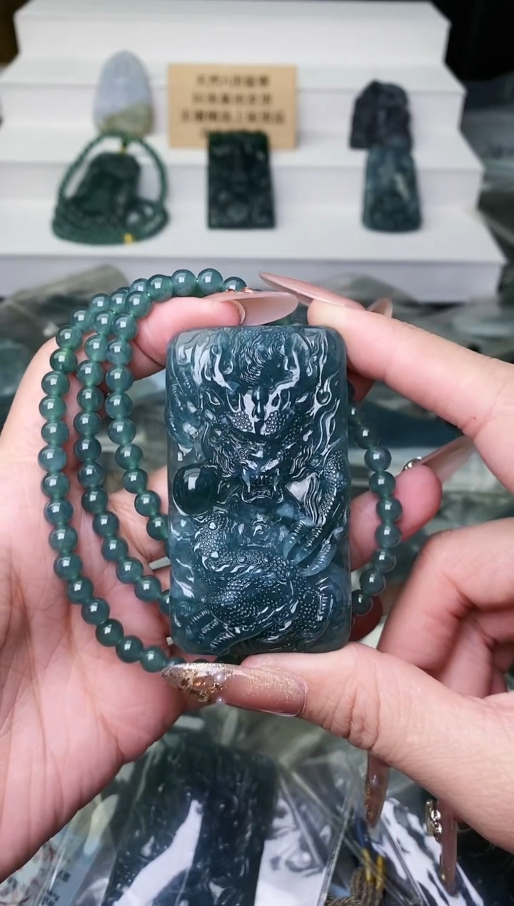 颈饰未镶嵌翡翠 