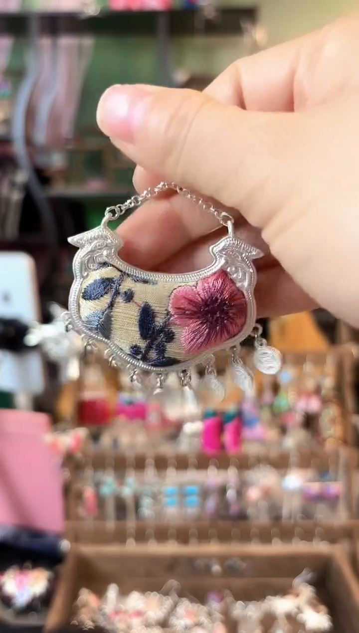 彩云南阁非遗老绣饰品612*