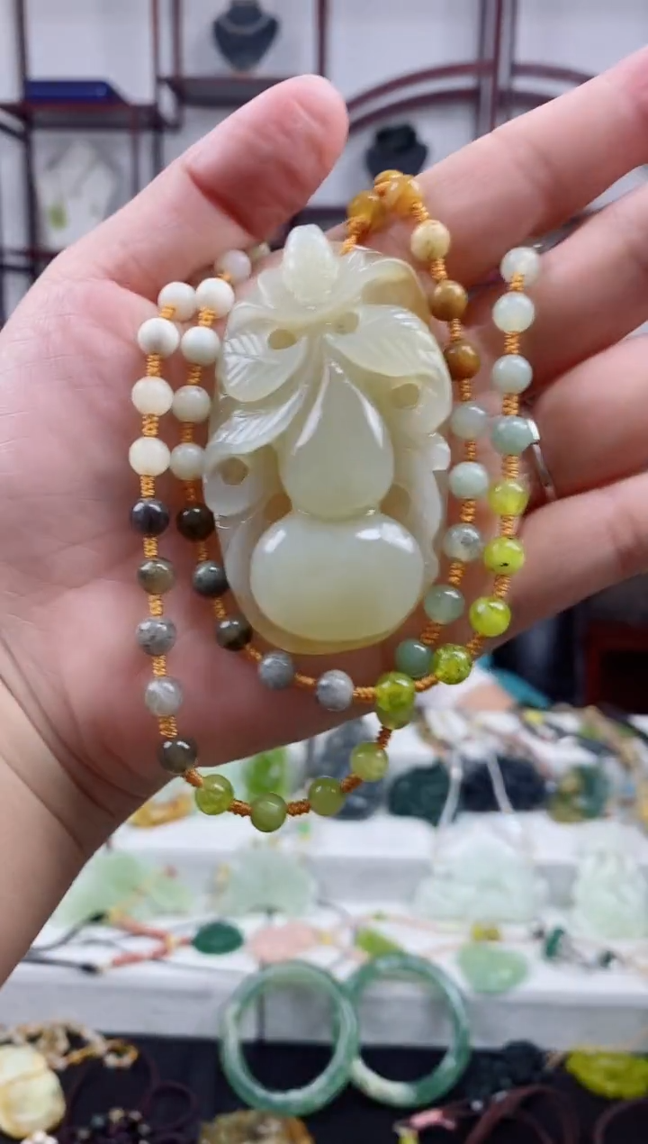 未镶嵌岫玉颈饰1