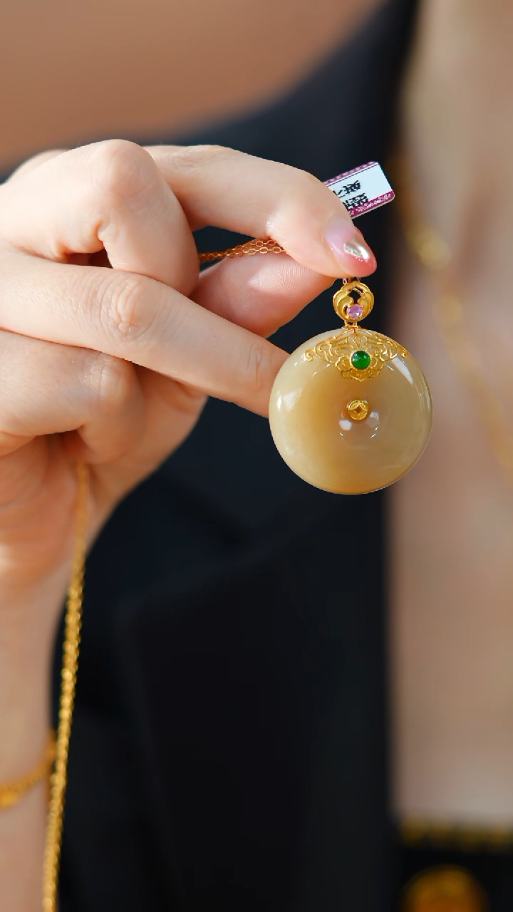 颈饰18K金镶嵌和田玉糖料平安扣HNZ12875