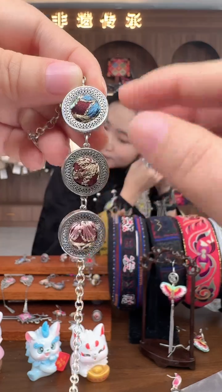 【闪购商品】织绣扶光苗绣传承233