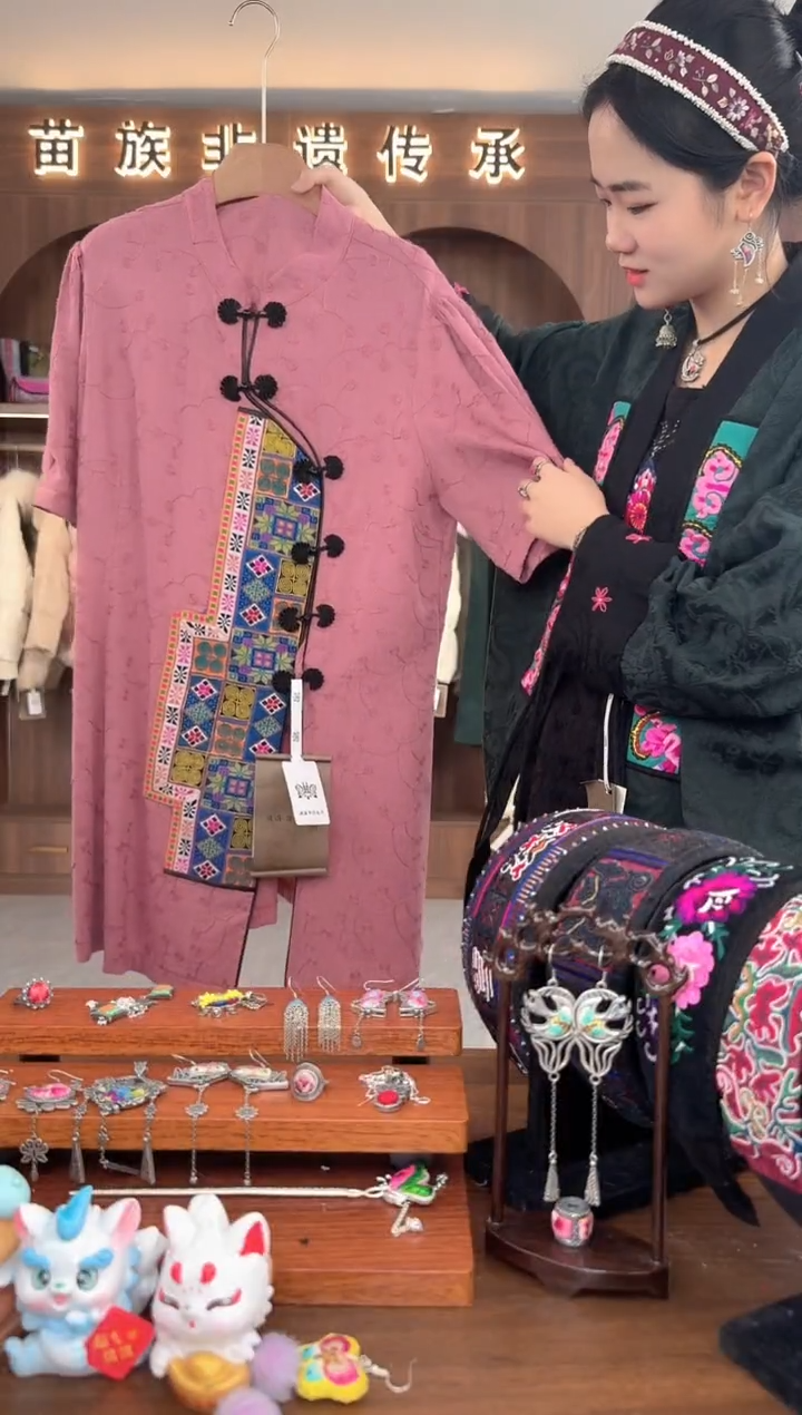 【闪购商品】织绣扶光苗绣传承L7