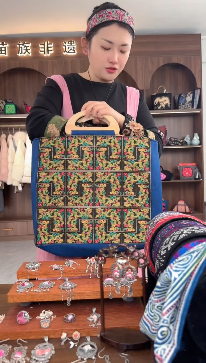 【闪购商品】织绣扶光苗绣传承L24