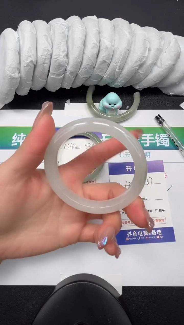 【闪购商品】石英质玉手镯未镶嵌135-57