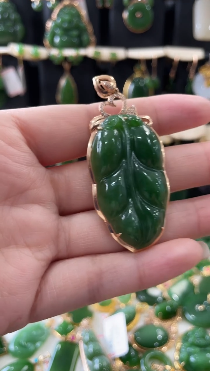颈饰18K金镶嵌和田玉（碧玉）叶子