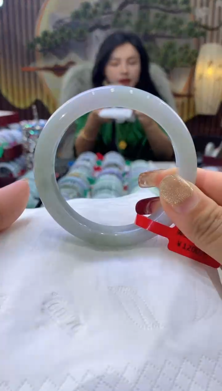 【闪购商品】翡翠手镯未镶嵌多人01656