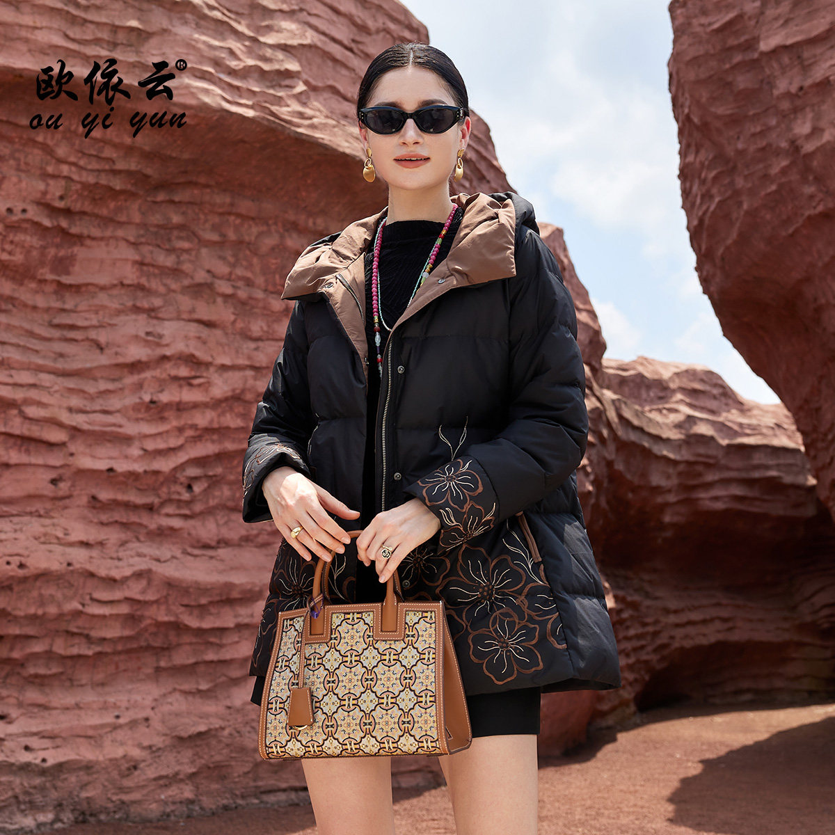 Y52801欧依云中老年妈妈刺绣优雅洋气连帽90白鸭绒羽绒服女2025新