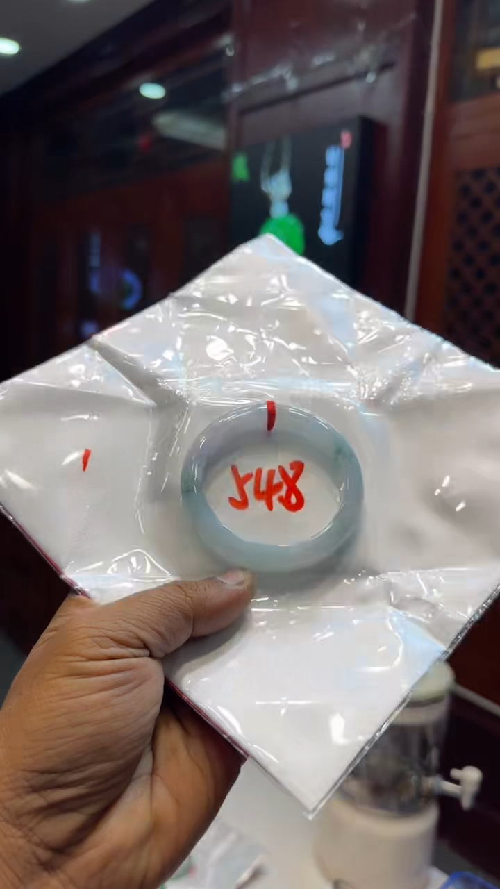 未镶嵌手镯翡翠手镯包容价