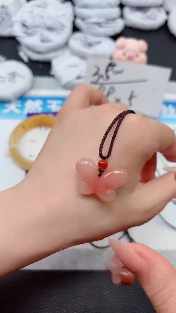 【闪购商品】石英质玉手镯未镶嵌蝴蝶