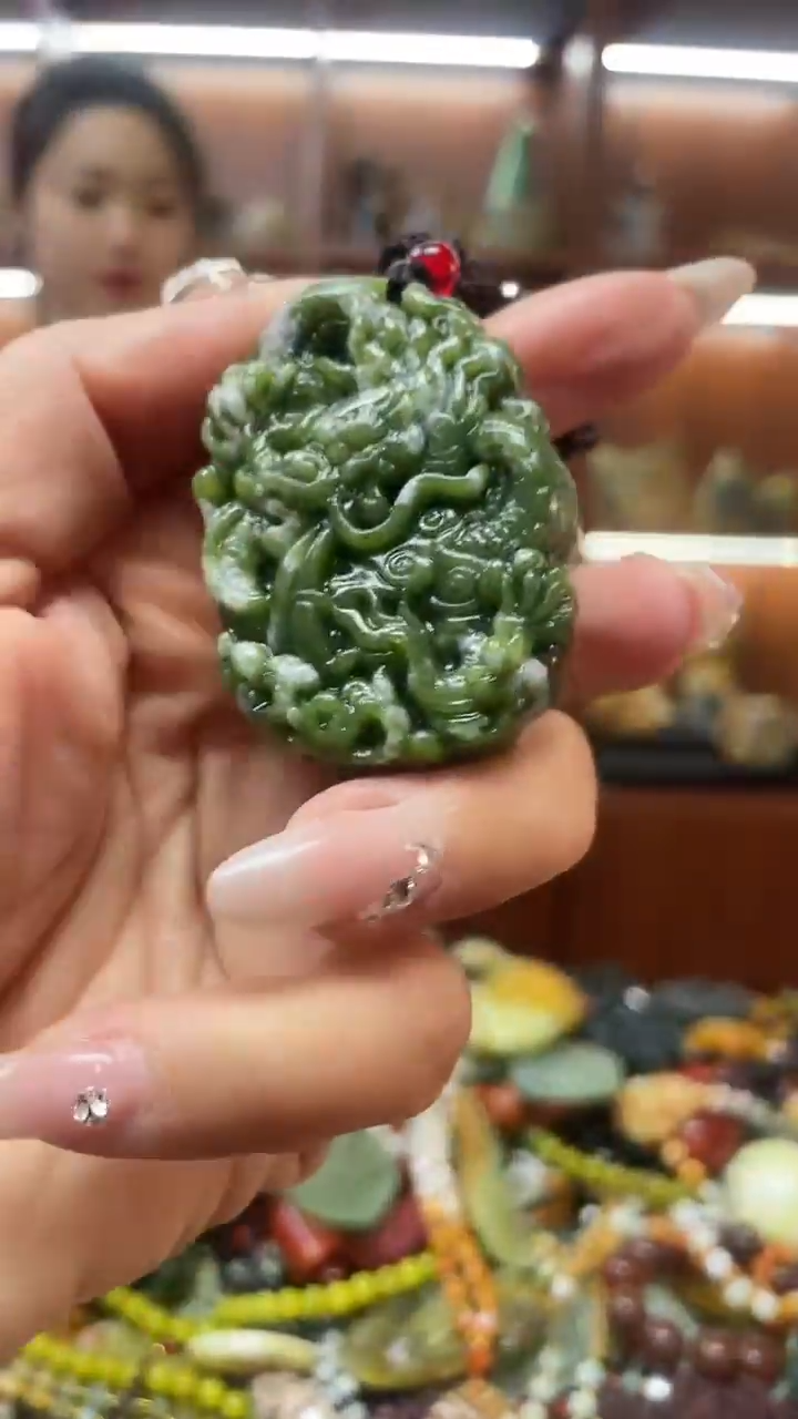 未镶嵌蛇纹石玉吊坠    