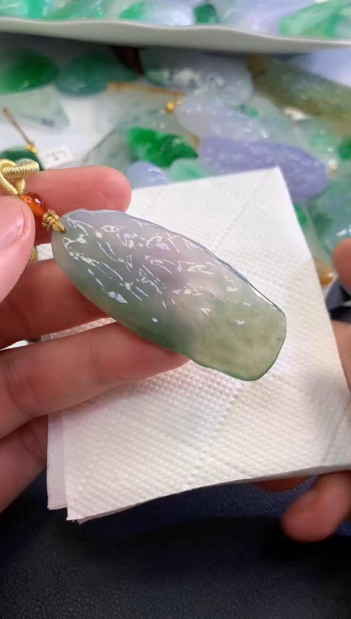 翡翠未镶嵌颈饰  