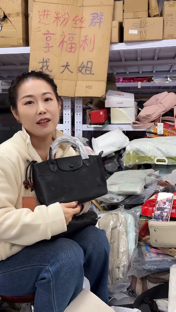 PVC点点小红心 没关注的关注一下主播  